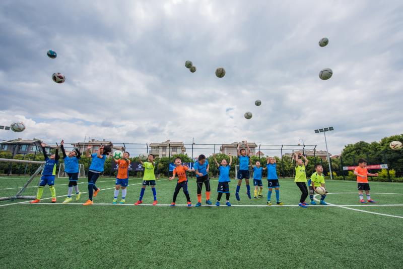 学习踢足球是终身受益的事这难道不是给孩子最好的礼物吗?