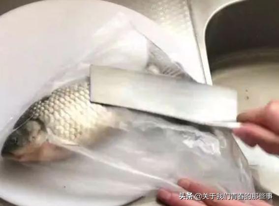 怎么用菜刀刮鱼鳞,用刀除鱼鳞