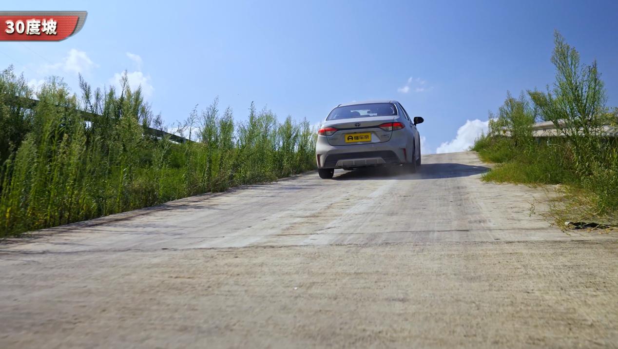 丰田雷凌双擎耐用度视频,丰田雷凌开不坏的车