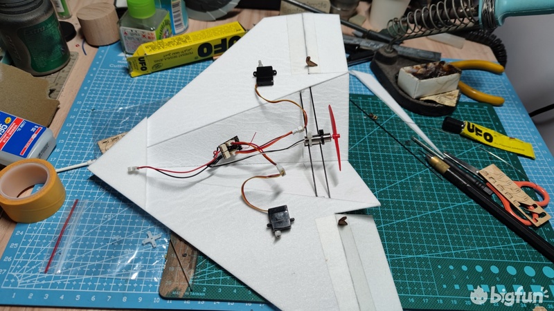 航模飞机制作小学生可飞,航模制作自制超轻载人飞机