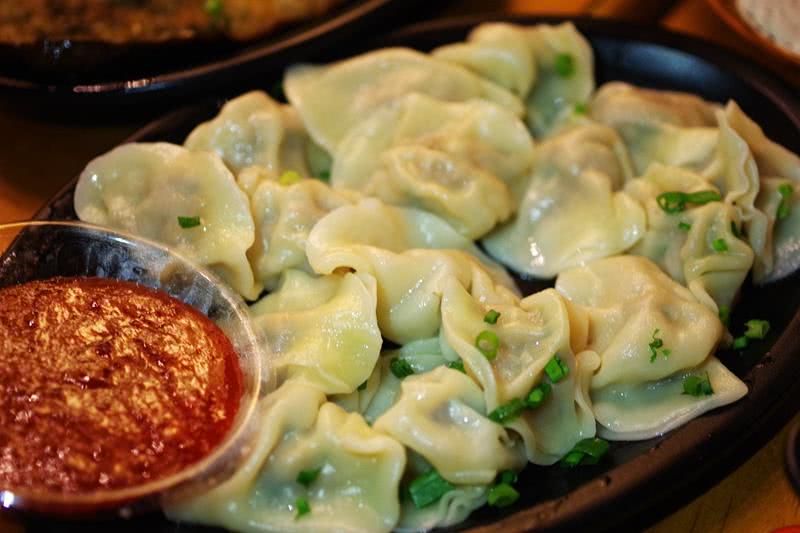 夜幕升起思北路口，285蚝味馆撸个串喝个酒聊个天！