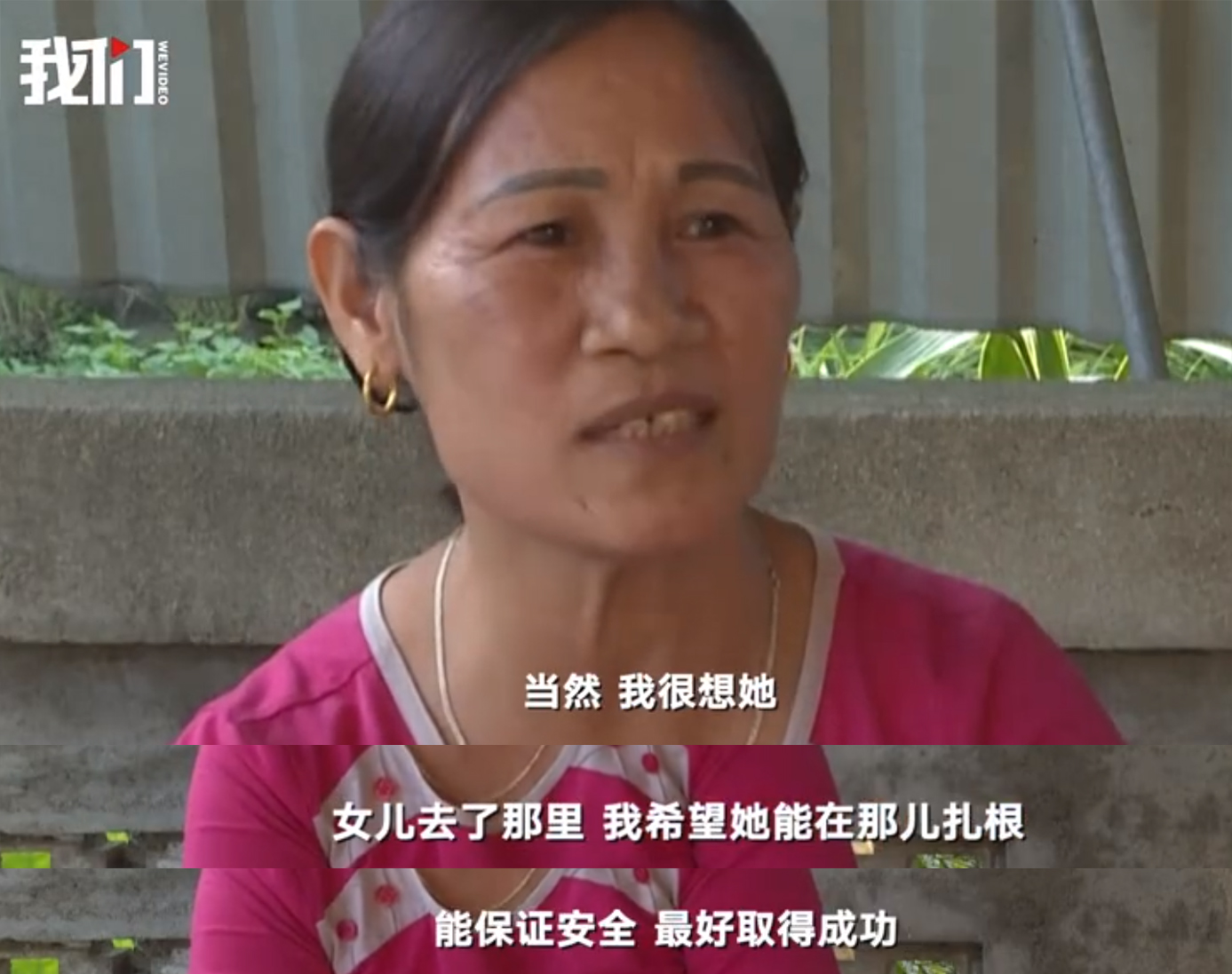 合影9元一张，救救我女儿女婿，71岁老人扮玩偶脱下头套后太心酸