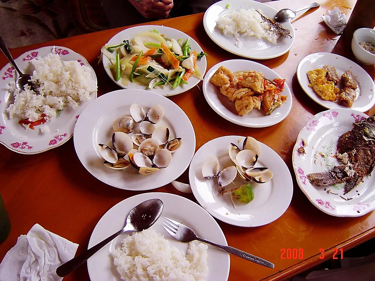 和欧美游客同船参加下龙湾一日游