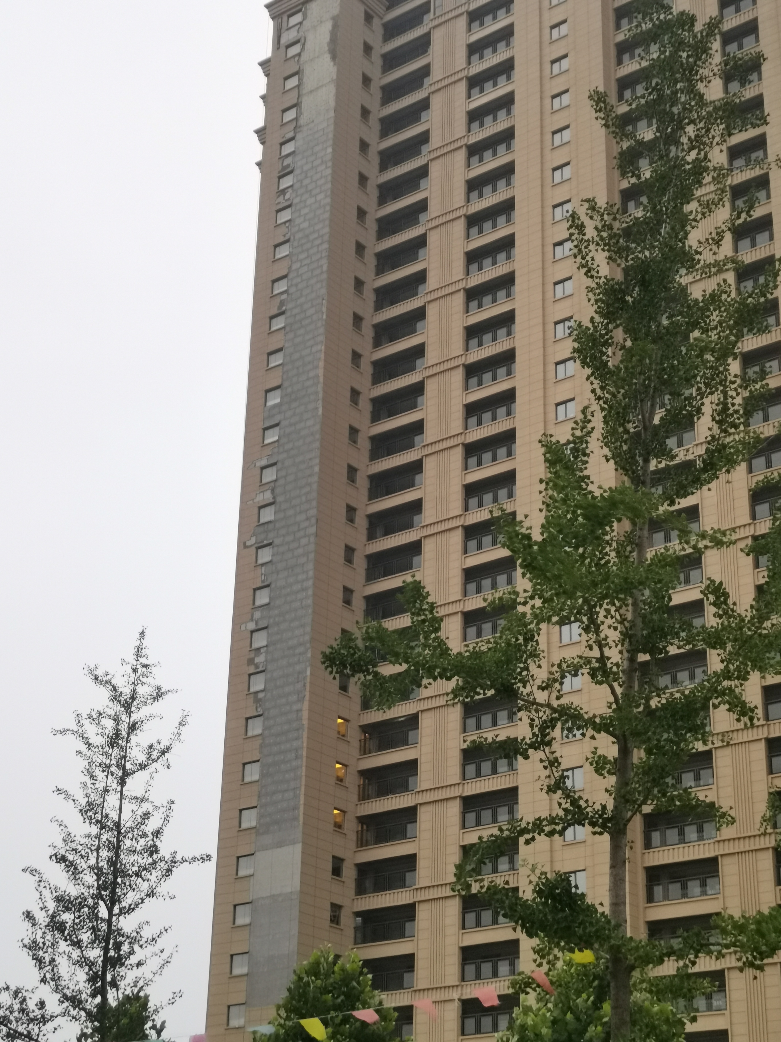 拉菲公馆最近状况,拉菲公馆墙皮刮掉