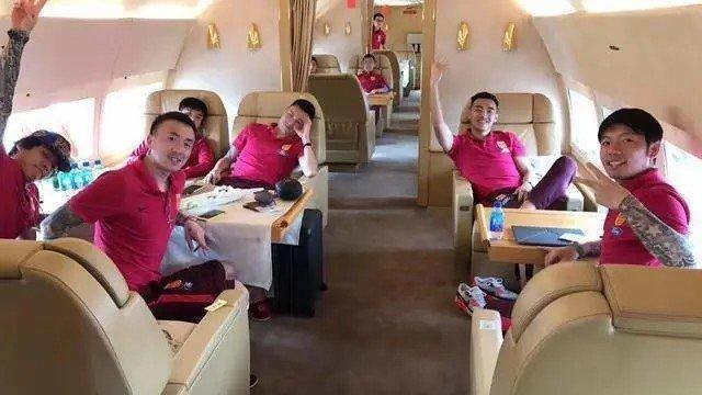 同为国字号出行差别有多大？国足包机国乒却挤地铁，苏炳添最心酸