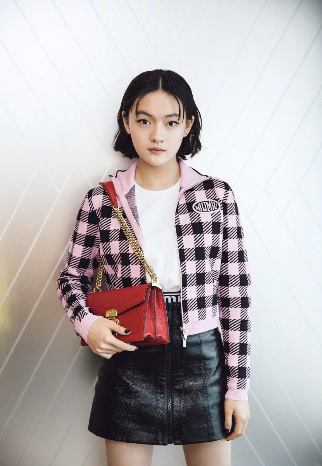 杨超越几千块衣服呈现200块风采?小花齐穿miumiu差别竟然这么大