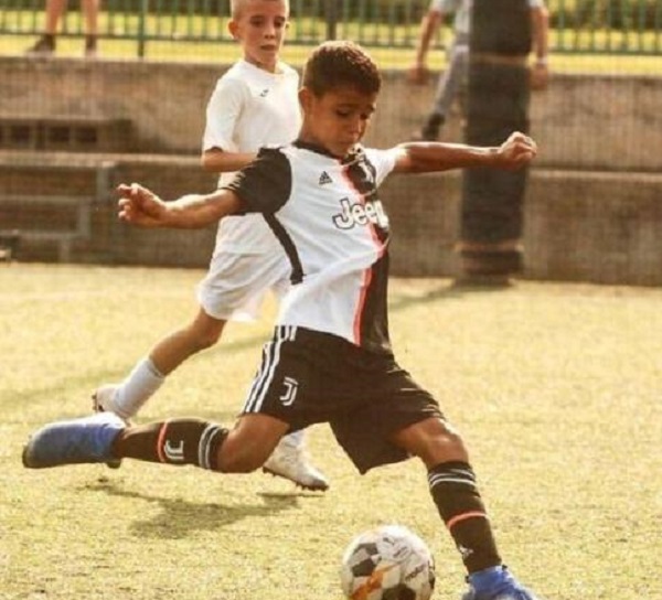 c罗和迷你罗的温情时刻,迷你罗给c罗庆祝帽子戏法