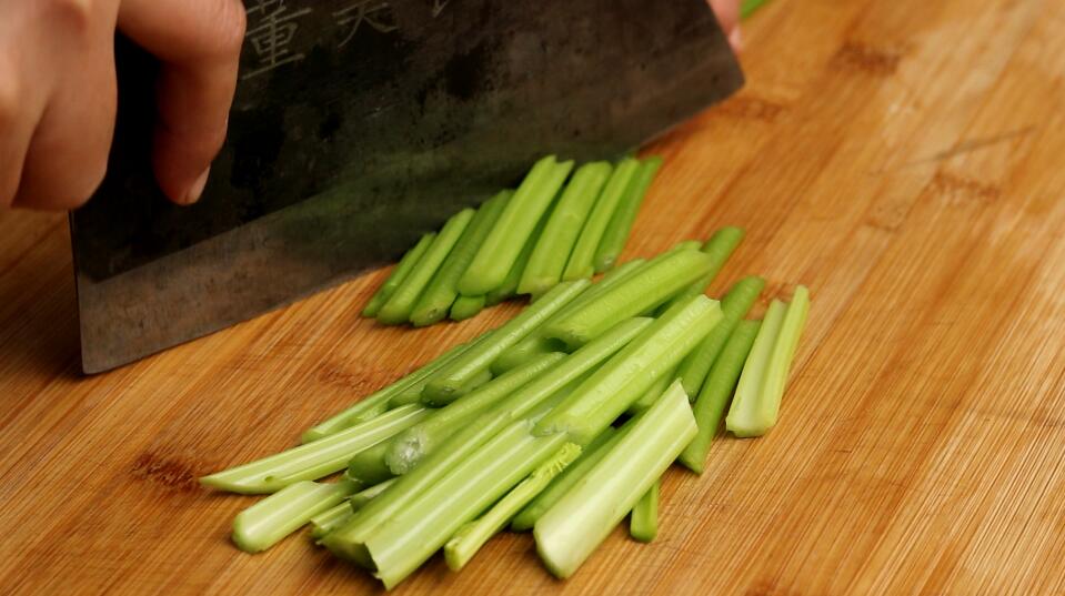 豆腐皮别再炒着吃了,豆腐皮除了和辣椒炒还能和什么炒