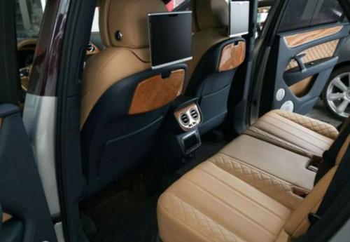 车主买了台二手宾利，却闻到后座异味刺鼻！车商：前车主是女司机