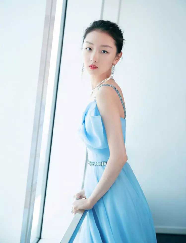 周冬雨穿衣搭配显高又减龄,平胸穿不好看的裙子