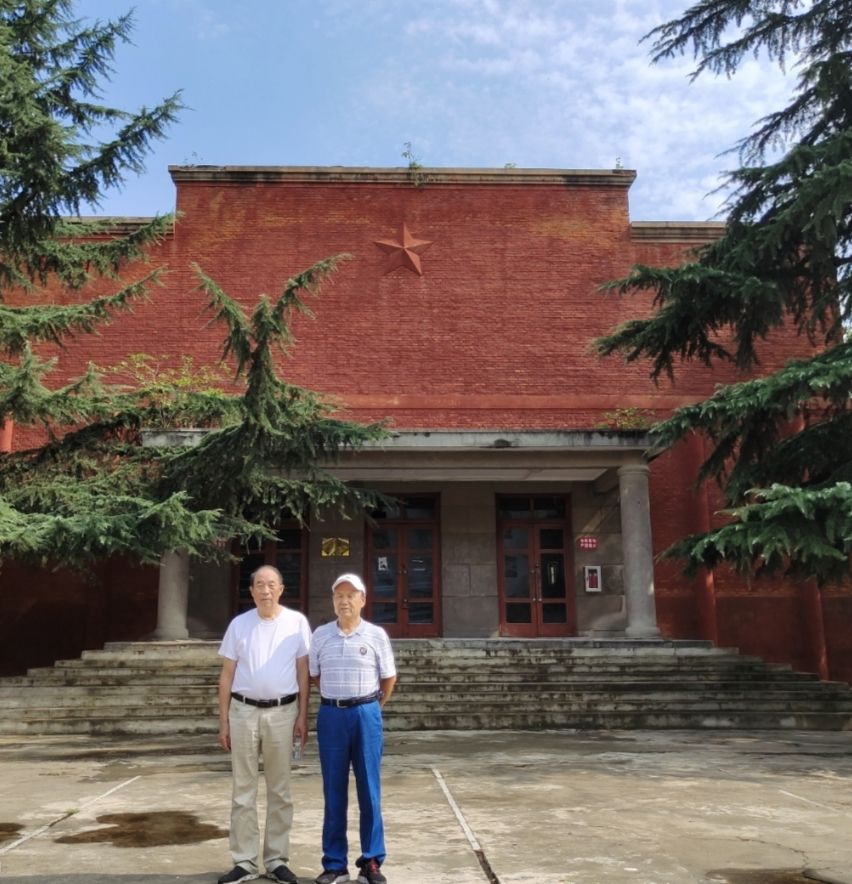 阔别四十年战友相聚画面,阔别三十六载