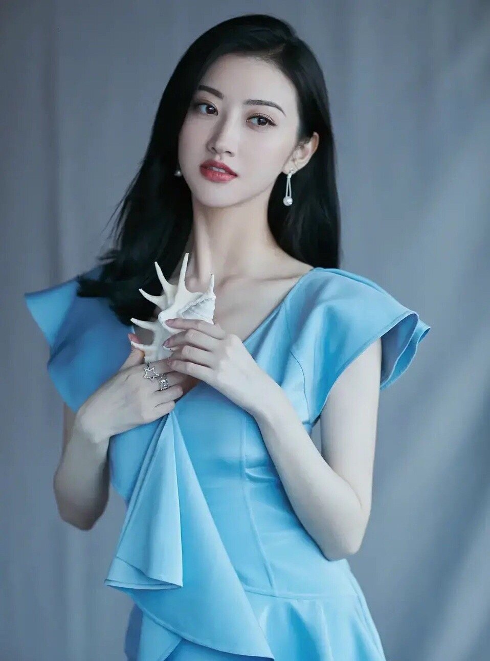 天生的美人胚子，脸上一般具有4个特征，淡妆浓妆都很好看