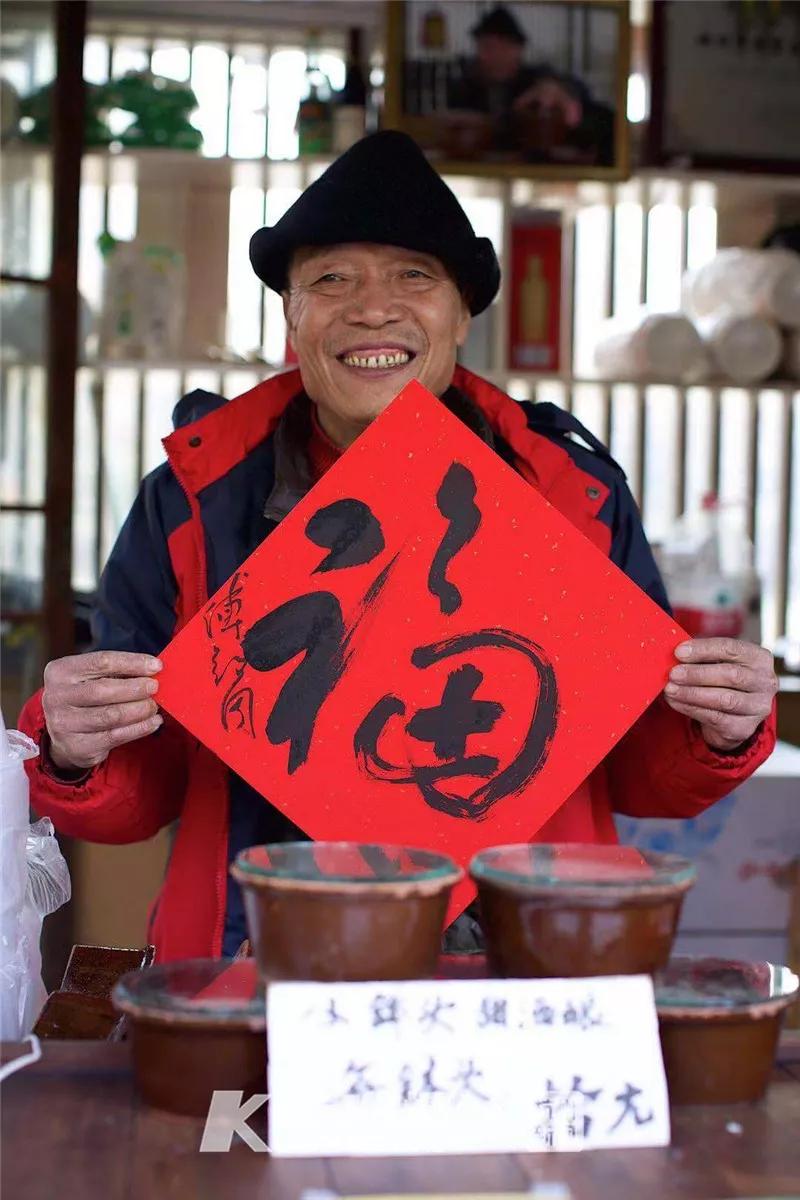 周江勇书记新年第一天，勉励杭州拱宸桥边卖酒酿的王大伯：你事情做得好，都市快报给你报道了，新年好好干