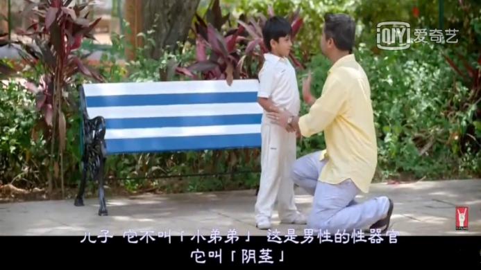 宝宝爱用手摸小毛毯怎么办,宝宝总拿手摸脚