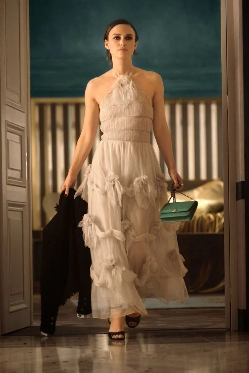 在家也穿这么精致吗,在家也穿西装打领带