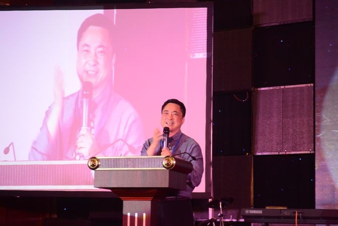 温州小伙，卖眼镜赚10亿，却欠债20亿，逃到美国又回来，为啥