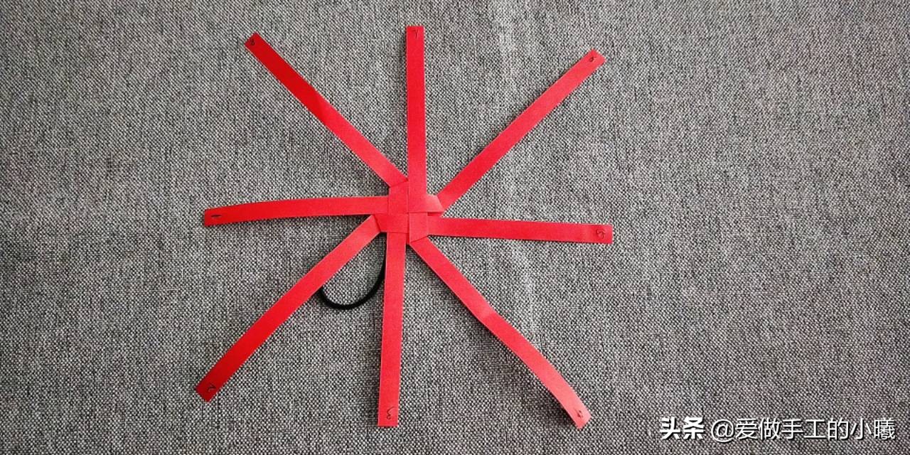 用折星星的纸条做灯笼,用纸条折红红的小灯笼