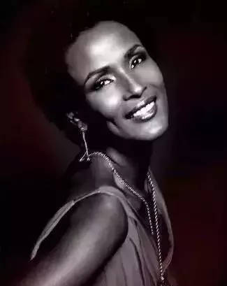 她4岁被*暴强**，5岁被割生殖器，13岁嫁60岁老头，22岁时惊艳世界