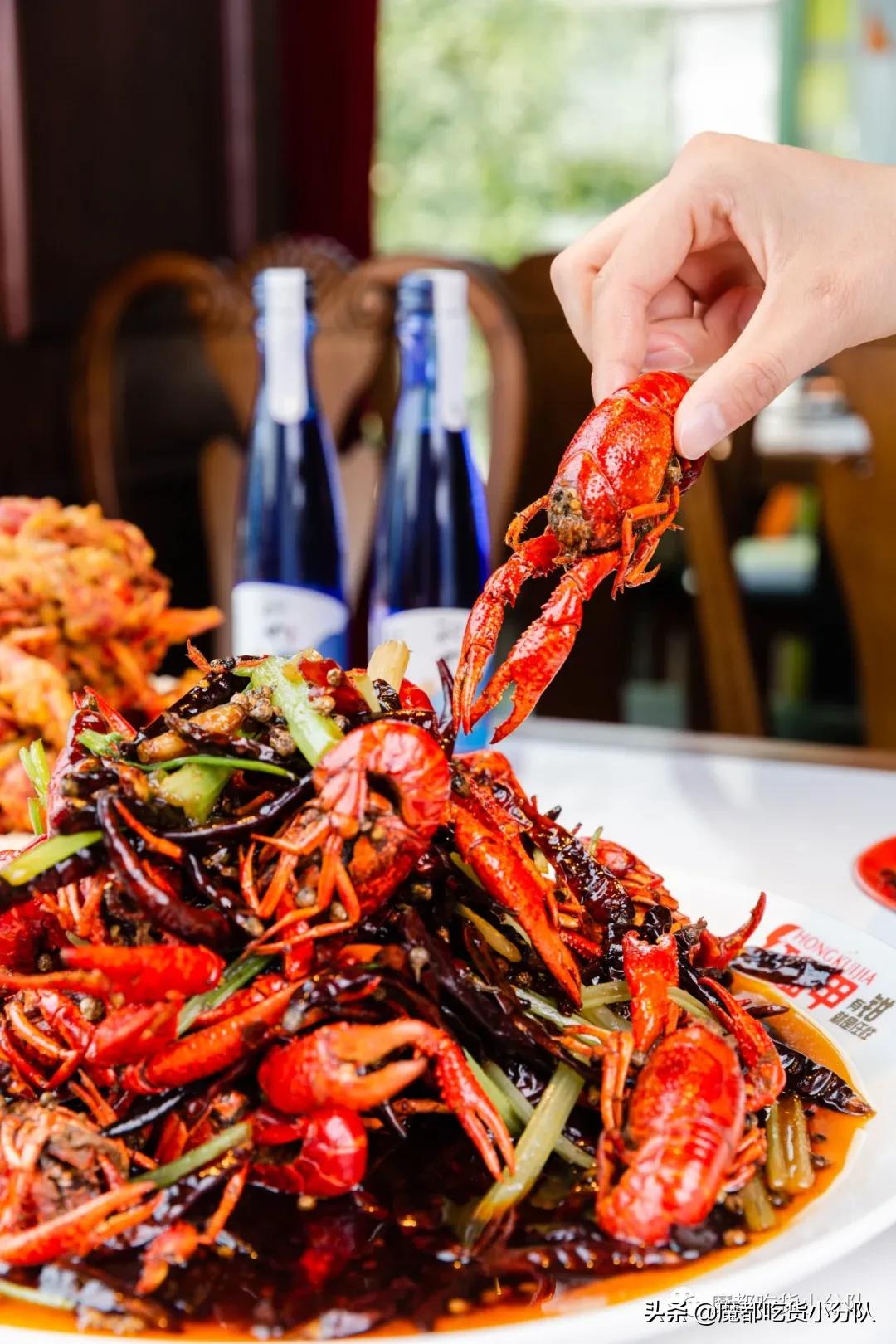 不会吧，红盔甲开KTV了