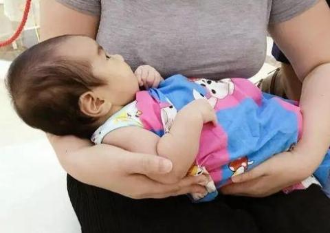 6个月宝宝睡半夜突然持续呕吐,六个月宝宝半夜醒来呕吐