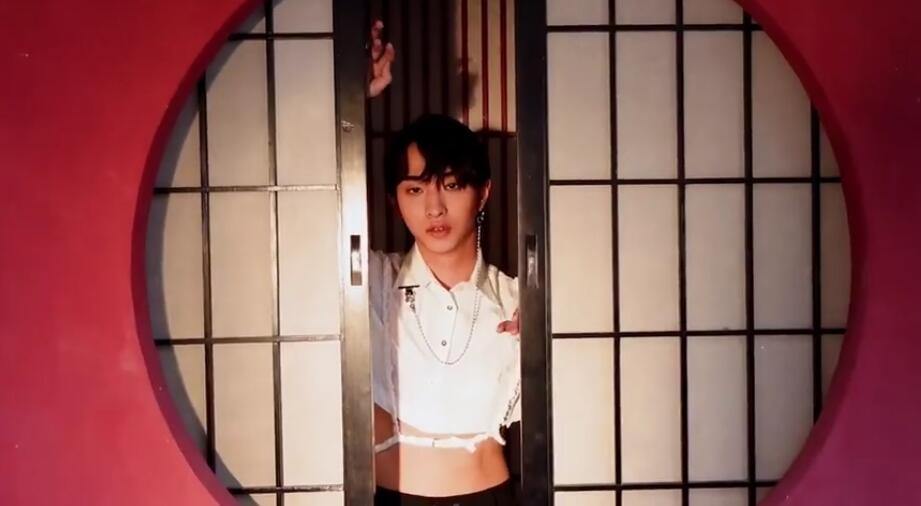 哈利开通第一个微博，发文称自己是完美的，获妈妈伊能静留言大赞