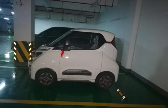 停车位贵过车子四倍车主把大众迈腾换成了宝骏E200图的是啥？