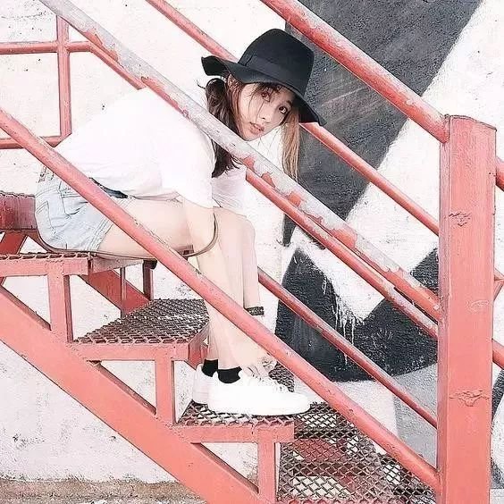 楼梯背景怎么拍照姿势好看,在废弃楼梯怎么复古拍照