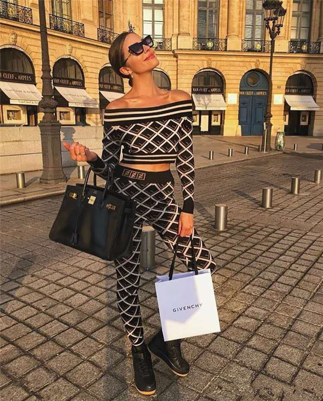 平胸女怎么穿衣搭配,平胸女人怎样穿搭好看