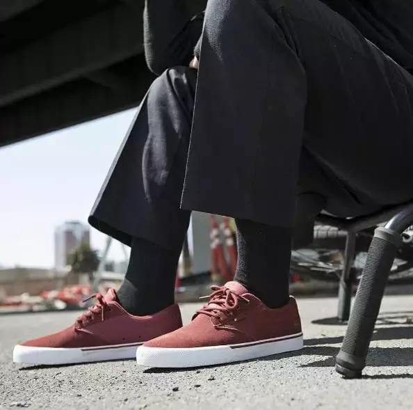 滑板鞋有没有轮子,滑板鞋vans配什么裤子