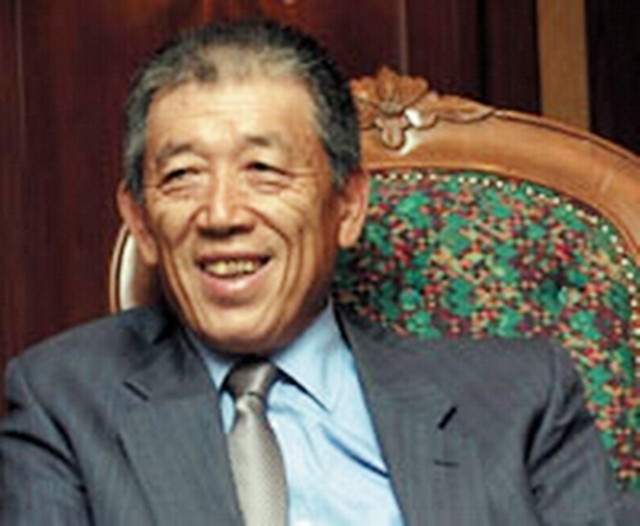 *震王**之子王军：跨行从商、不计得失建鸟巢，退休后大胆投资*疆新**