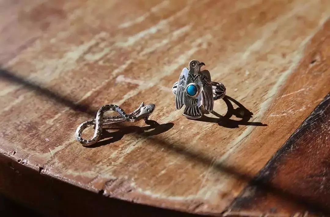 三十多块钱买的银戒指是真的吗,银戒指有黑色斑点