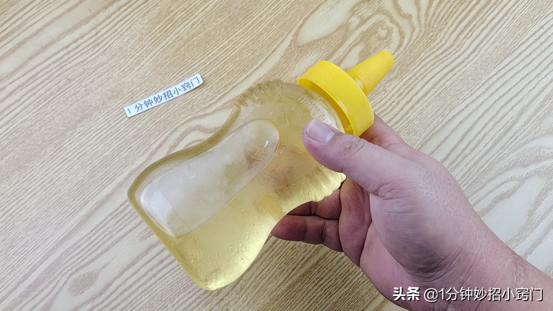 把蜂蜜倒过来,如何将蜂蜜放到冰箱鉴别蜂蜜真假
