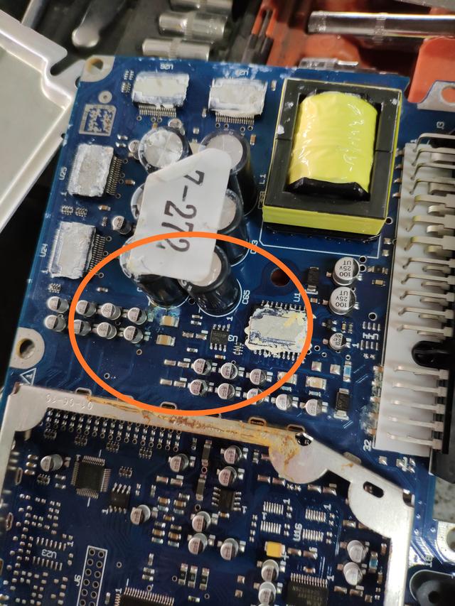 奥迪q7天窗漏水之后变速箱无通讯,2014款奥迪q7功放坏了要多少钱