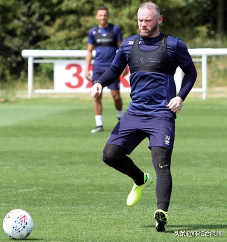 差距大！35岁鲁尼头发稀疏胡子花白，同龄的C罗却像20岁小伙子