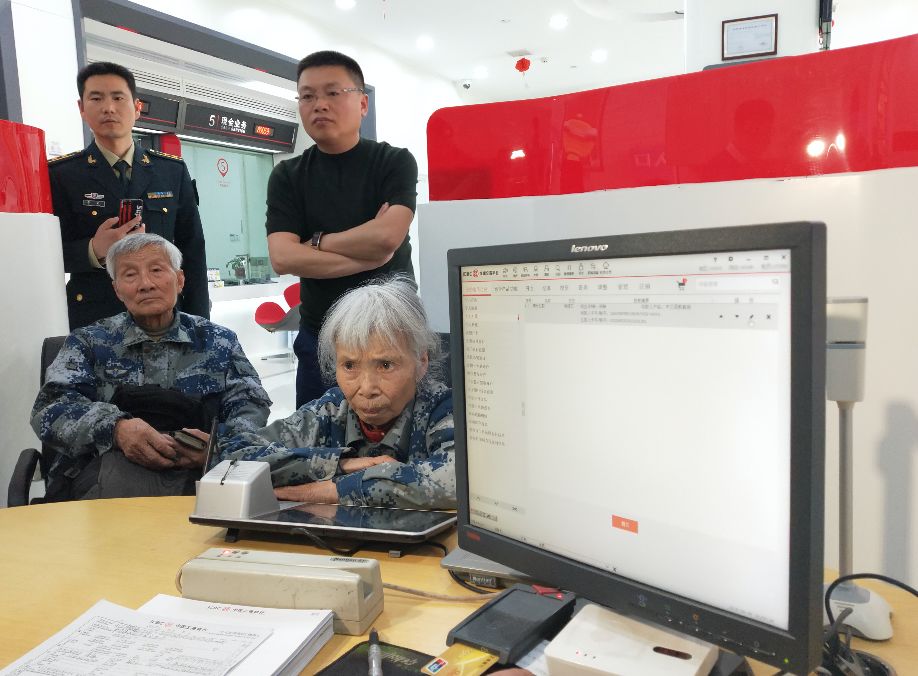 退休女军人为家乡捐钱,离休干部捐160万