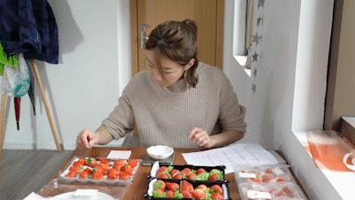 一下子吃了很多草莓,一下子吃了300g草莓