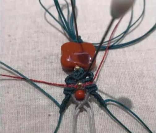 小孔转运珠编绳手链教程,2个珠子的小挂坠