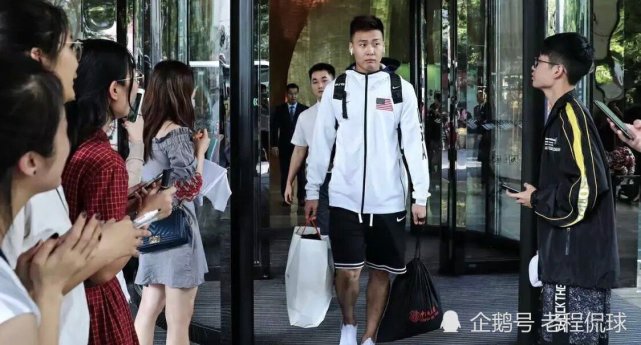 胡明轩阿迪达斯哈登8,阿迪广告胡明轩