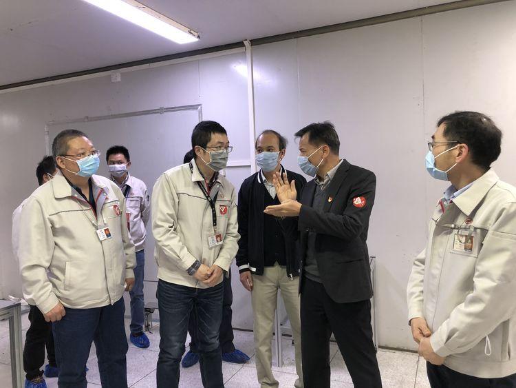 突然，我们的生活离不开口罩了