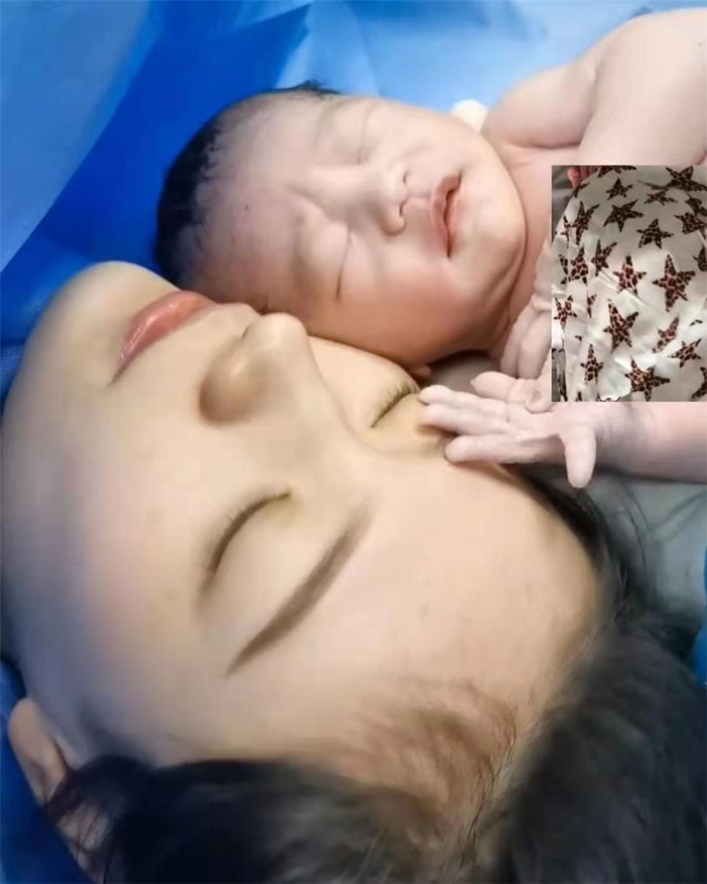 剖腹产妈妈亲子照,妈妈拍下宝宝淡定下床