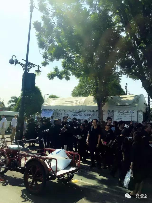 双手合十泰国佛像,在泰国双手合十是什么意思