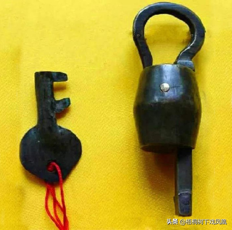 中国过去女子的“贞洁锁”，一般扣在裤腰上，使用很方便