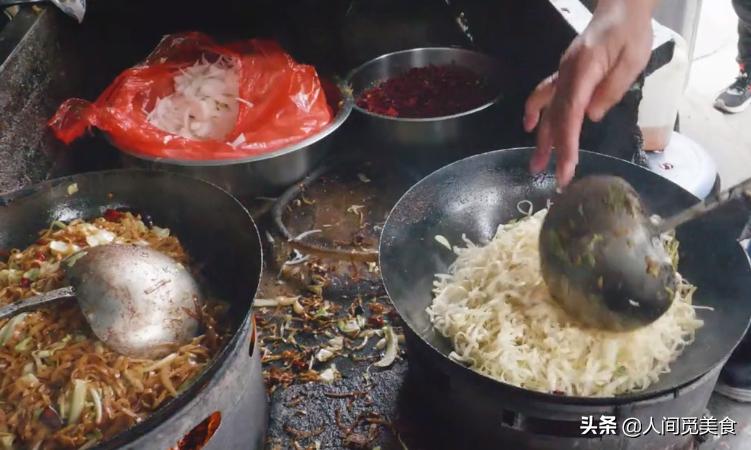 河南两父子路边炒面23年,8元一份2小时就卖光,一天收入800元