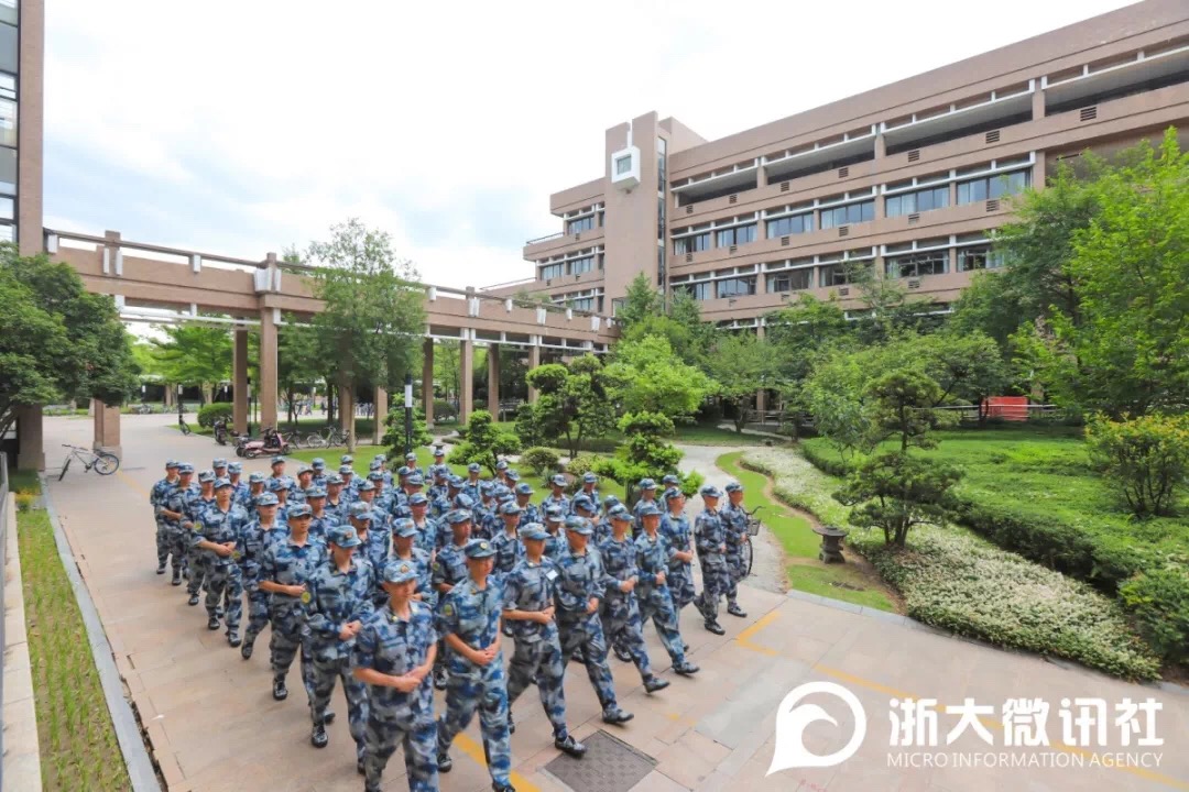 各高校军训放“大招”：踢手机、夹扑克，参训学生：教官，算你”狠”！