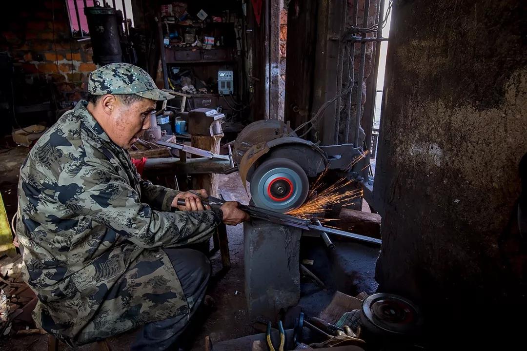 闪石乡锻刀匠：42年只为做好一把菜刀！