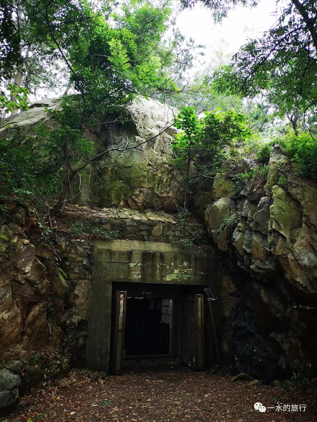 这座海中小岛与秦始皇有关，去的人很少，原生态未开发