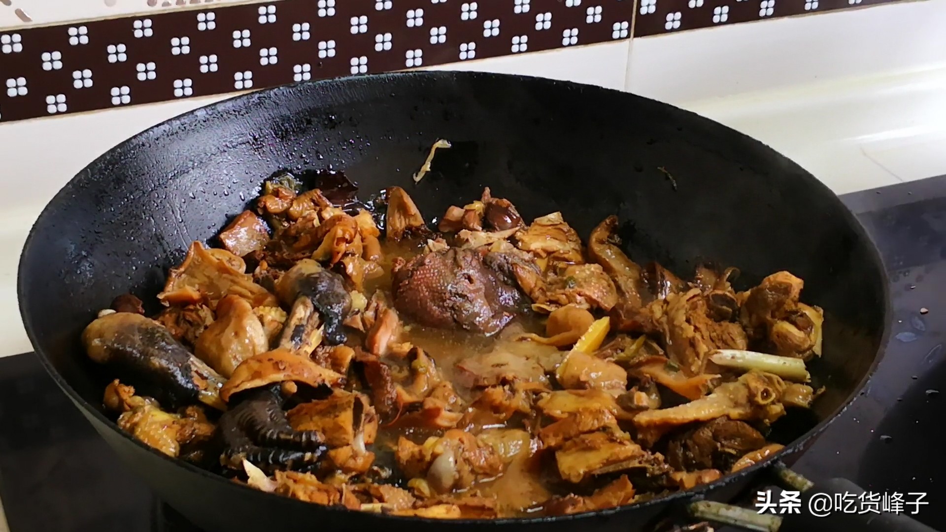 炖鸡时，千万不要直接焯水，东北人都这么做，鸡肉鲜嫩不发腥