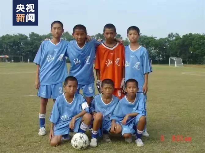 足球场上单腿飞奔射门的他,足球场上超精彩射门瞬间