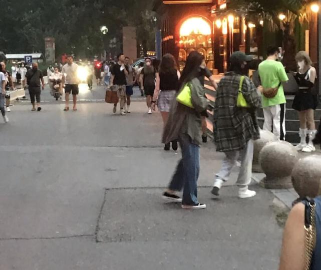 杨幂逛街被偶遇大方合影,杨幂逛街被偶遇三里屯穿搭照片