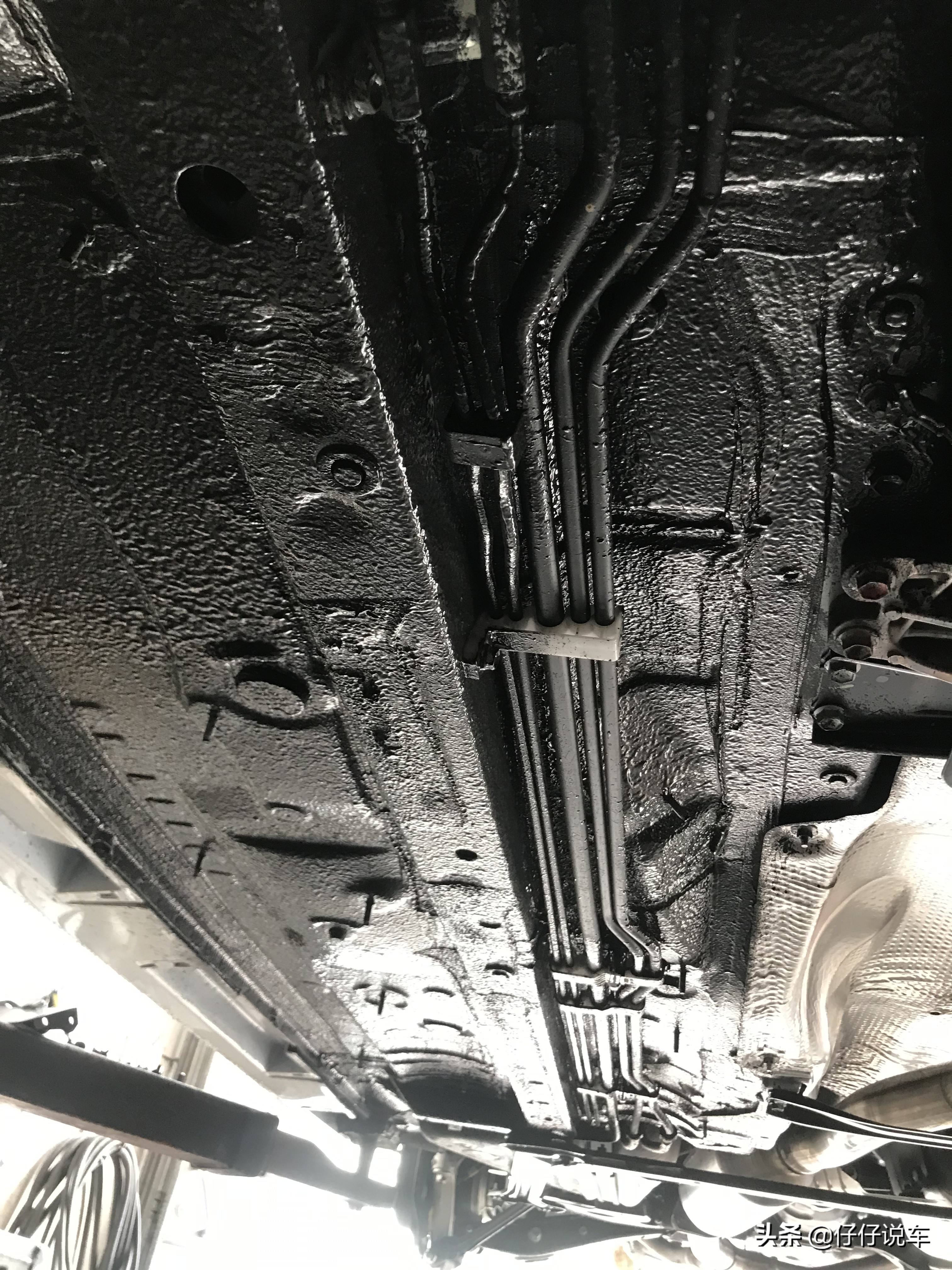 吉利帝豪新车自带底盘装甲吗,新车装底盘装甲多少钱手工费